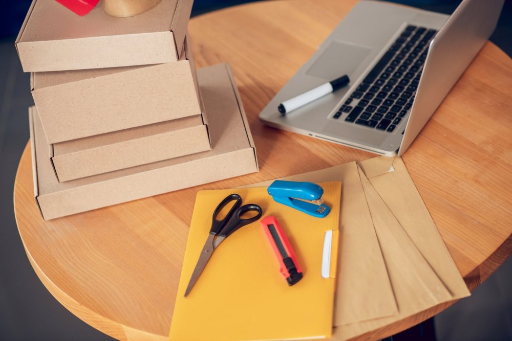 set-packaging-materials-portable-computer-table.jpg
